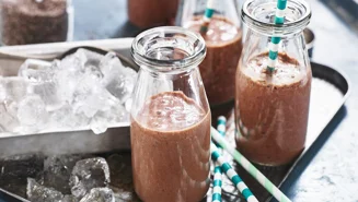 Ekologisk chiamjölk med banan och choklad