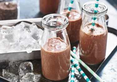 Ekologisk chiamjölk med banan och choklad