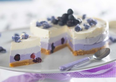 Πολύχρωμο cheesecake με μύρτιλα