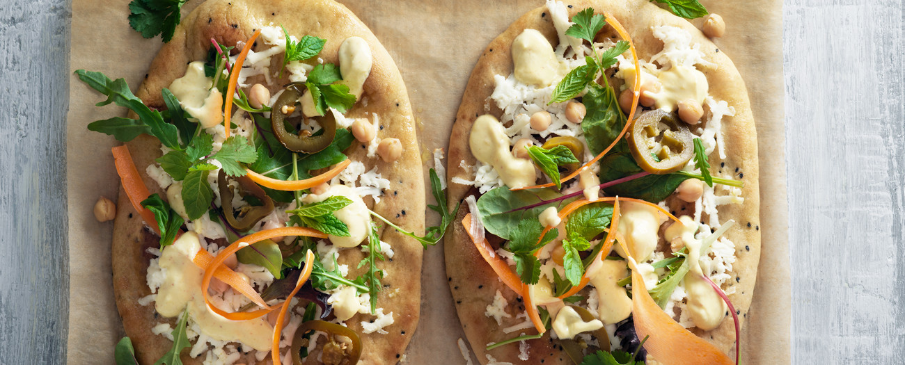 Paneer på naanbröd och mangochutneysås