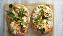Paneer på naanbröd och mangochutneysås