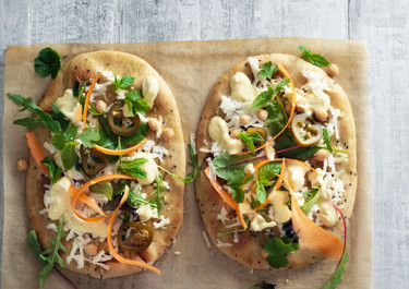 Paneer på naanbröd och mangochutneysås