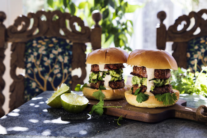 Parmesangratinerad hamburgare av sötpotatis med avokadoröra