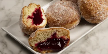 Perinteinen ja vastustamaton – tuore hillomunkki tekee asiakkaasi päivästä paremman.