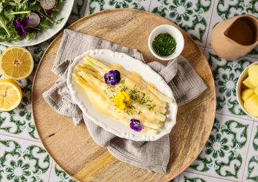 Asparagus with hollandaise sauce