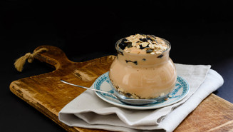 Hazelnut latte pudding με topping granola & αποξηραμένα blueberries