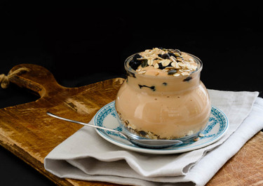 Hazelnut latte pudding με topping granola & αποξηραμένα blueberries