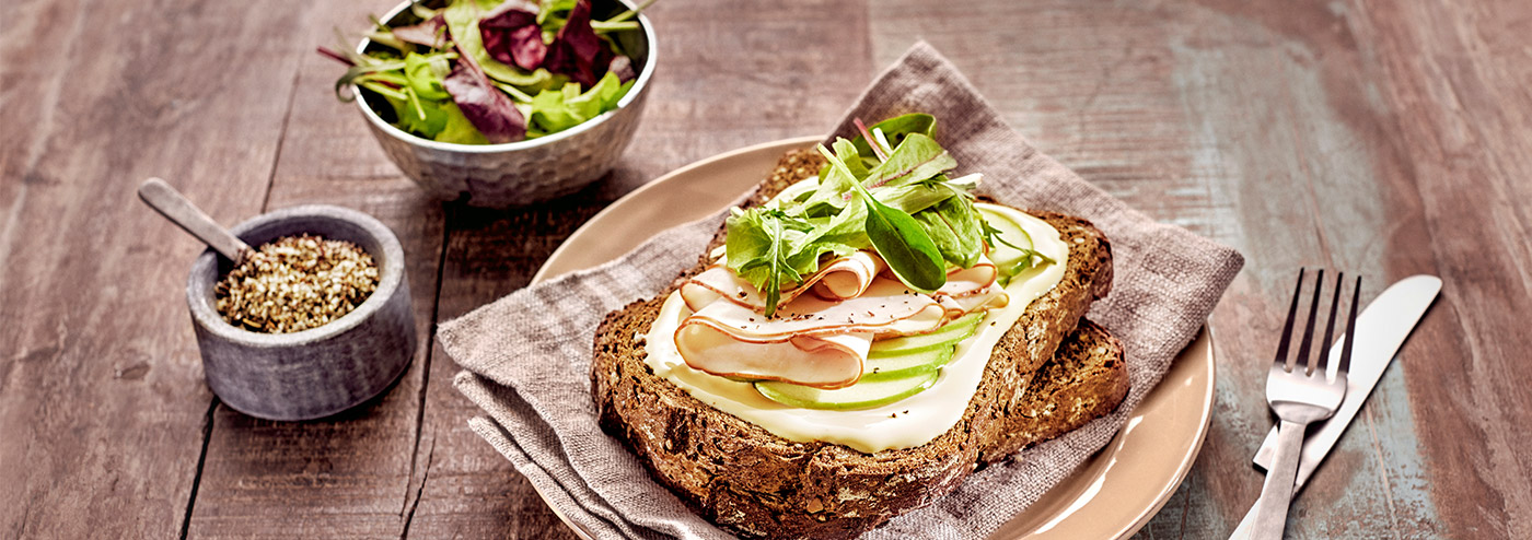 ساندويش الجبنة وشرائح الديك الرومي والتفاح