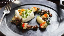 Bakad hälleflundra med jordärtskockpuré
