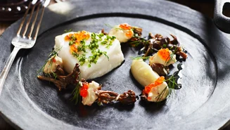 Bakad hälleflundra med jordärtskockpuré