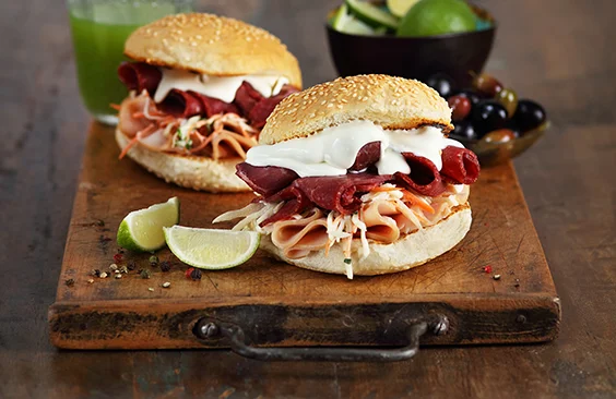 البرغر مع الجبنة، شرائح اللحم الباردة وسلطة الملفوف