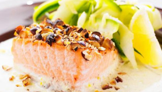 Paneroitua kalaa ja kesäkurpitsatagliatellea