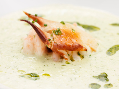 Smetanamixad gurksoppa med smak av dill serverad med ljumma skaldjur