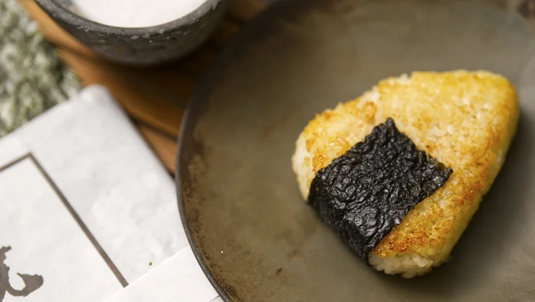 Teriyaki-lohituorejuustolla täytetyt onigirit