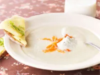 Soppa serverar vi bara rill lunch, annars står sig inte våra gäster över natten. Detta är en enkel soppa där vi kokar skockorna med skalet på för mesta möjliga smak. Perfekt ihop med några strimlor rökt lax. En sked örtig crème fraiche blir klicken över i.