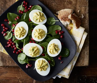 Russische Eier mit Blue & Spinatsalat