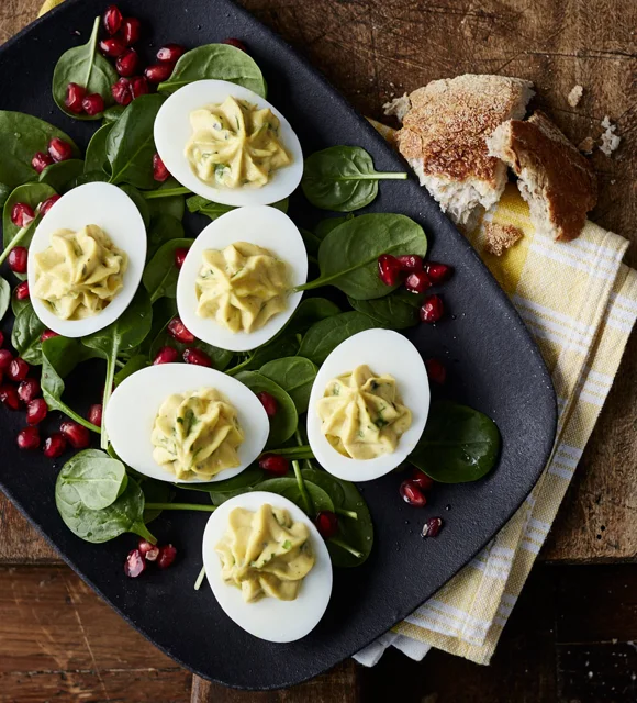 Œufs farcis au fromage Bleu Crémeux avec salade d’épinards
