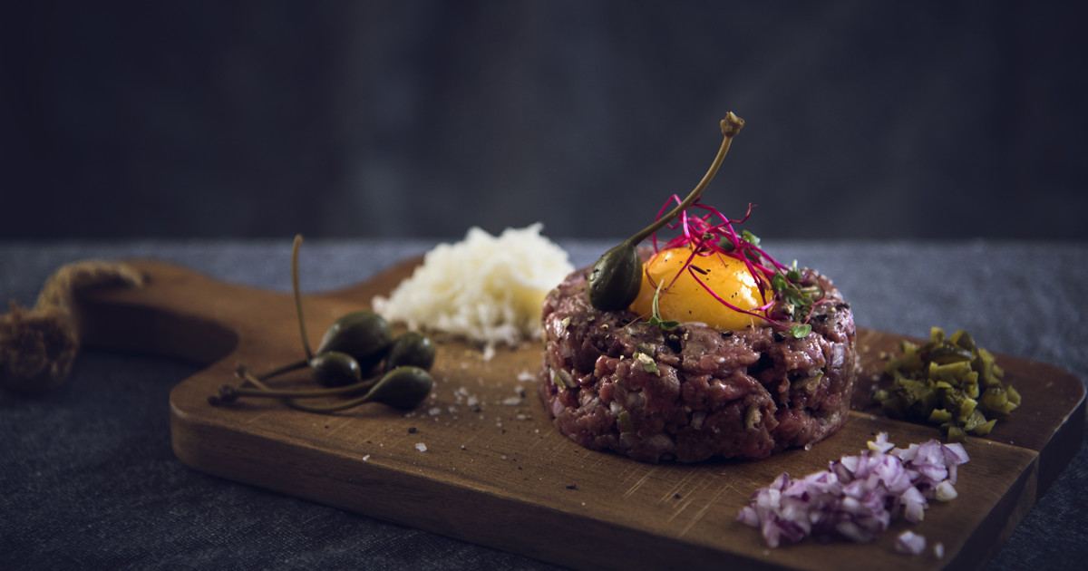 Råbiff med Präst® och confiterad äggula - Recept | Arla