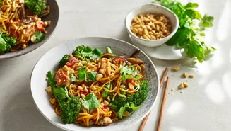 Gebratenes Hähnchen mit Gemüse