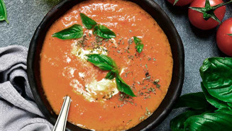 Sopa de tomate con guacamole