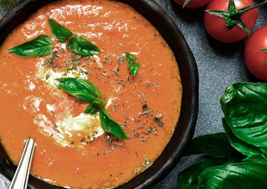 Sopa de tomate con guacamole