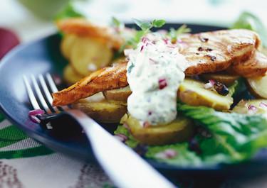 Katajanmarjamaustettu lohi ja timjamikastike