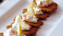 Laxröra med citrus på pepparkaka