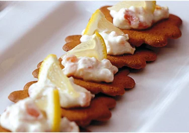 Laxröra med citrus på pepparkaka