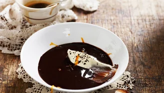 Bakad chokladkräm med apelsingrädde