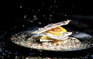 Pavlova met slagroom en gemarineerd fruit