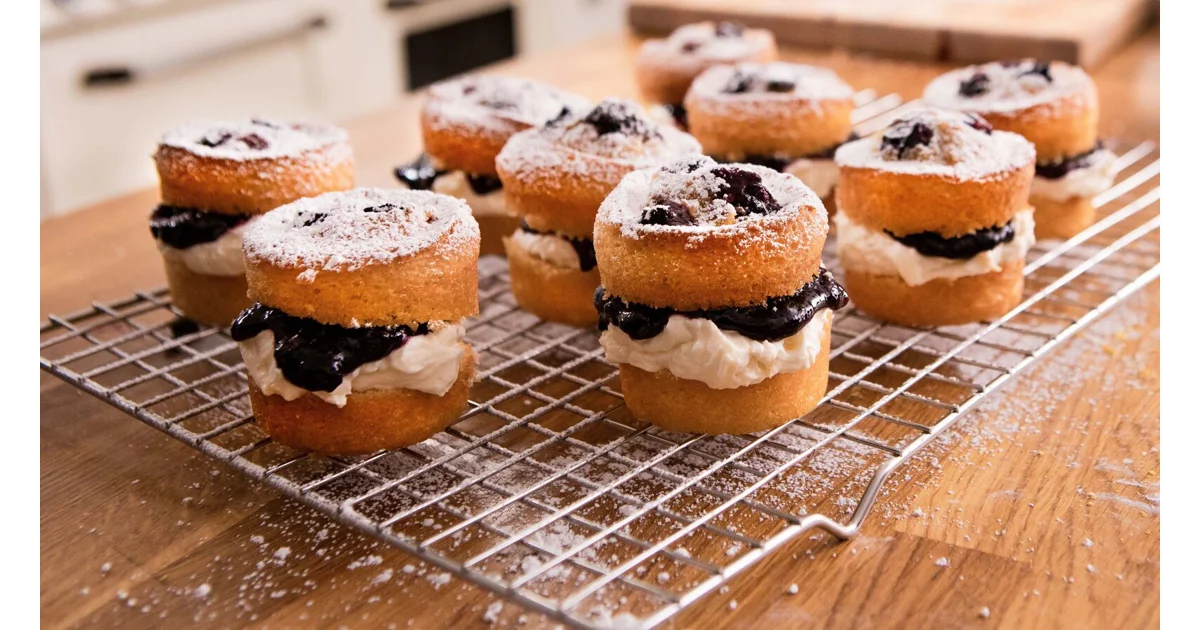 MINI LEMON AND BLUEBERRY VICTORIA SPONGE CAKES | Lurpak®