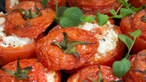 Täytetyt yrttitomaatit