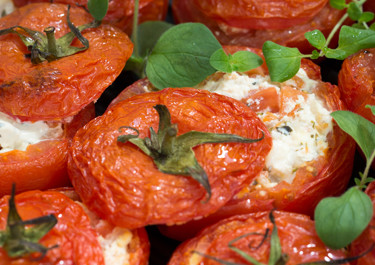 Täytetyt yrttitomaatit