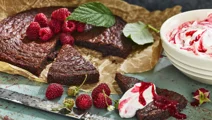 Kladdkaka med brynt smör och flingsalt