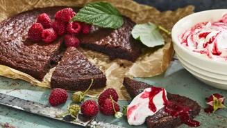Kladdkaka med brynt smör och flingsalt