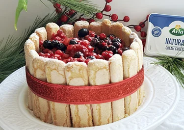Charlota de cheesecake y frutos rojos con Arla Queso de Untar Natural