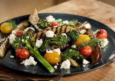 Ensalada templada de brócoli, berenjena y Arla Apetina