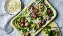 Spaghetti med persillepesto og kødboller i parmasvøb