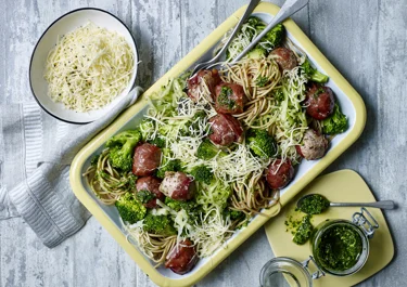 Spaghetti med persillepesto og kødboller i parmasvøb