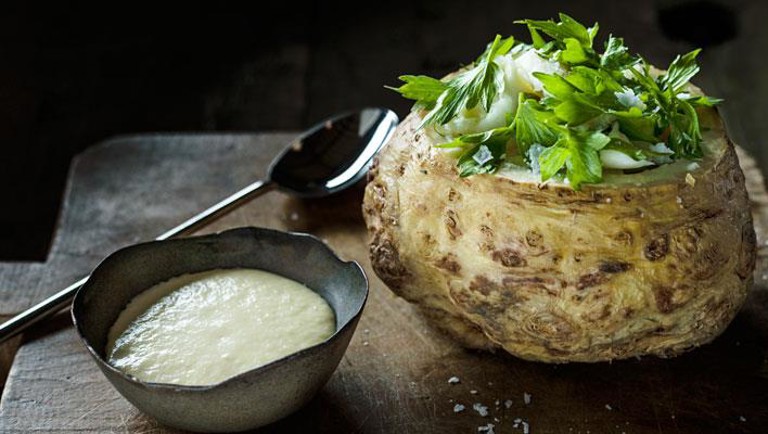 Helbagt knoldselleri med smørsauce