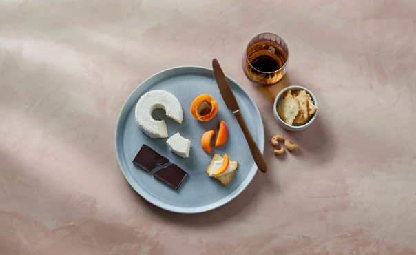 Appetitvækker med flødeostring og chokolade