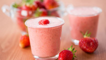Smoothie φράουλα με ρόφημα γάλακτος Arla Protein και μέλι