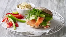 Sandwich med røget laks og kikærtecreme