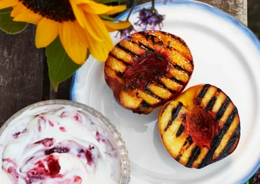 Grillade nektariner med hallongrädde