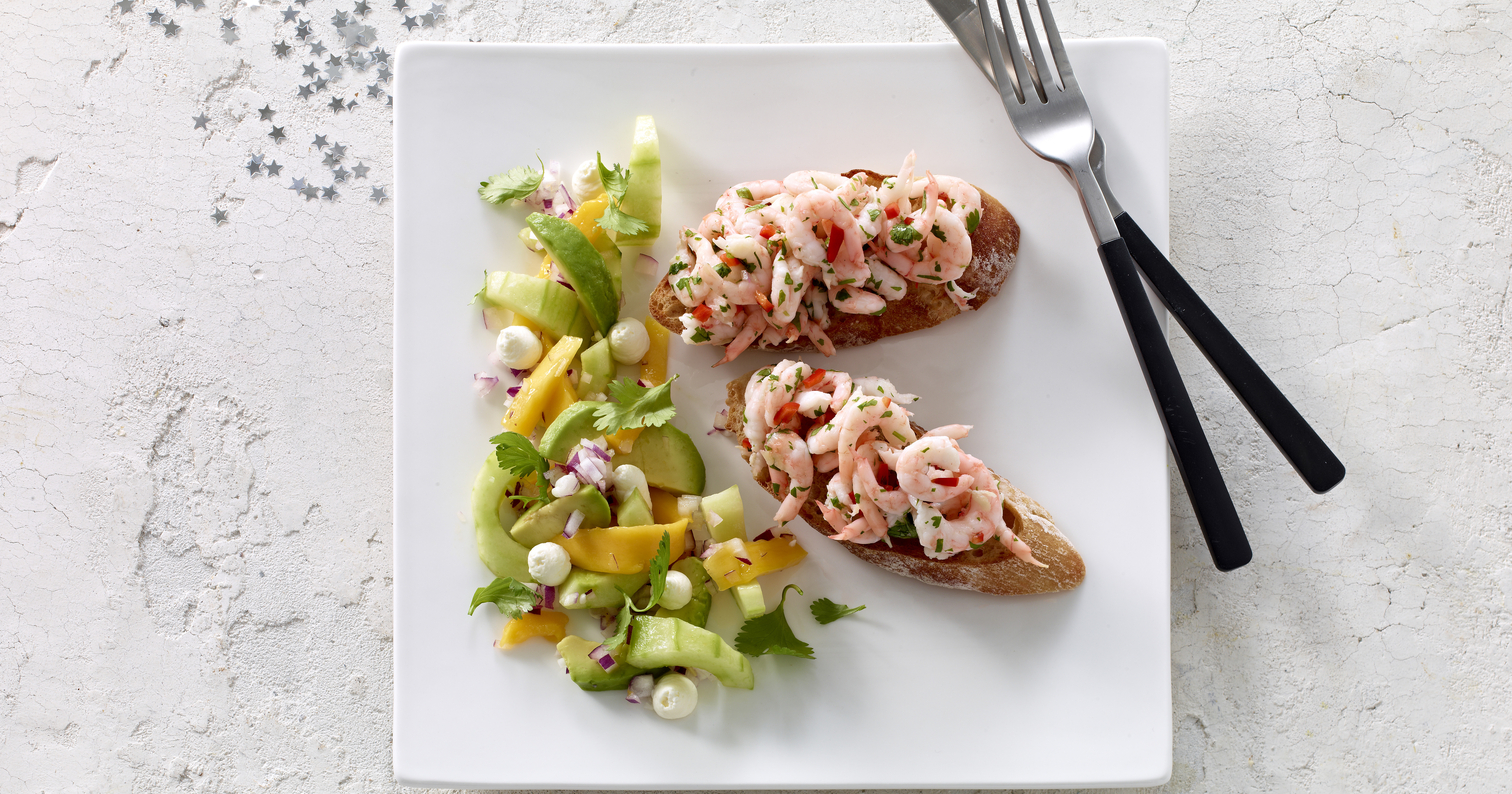 Marinerede rejer og kulørt salat