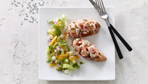 Marinerede rejer og kulørt salat