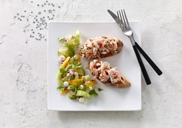 Marinerede rejer og kulørt salat