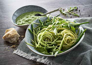 Grøntsagsspaghetti med persillepesto