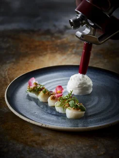 Ceviche med kammusling,  syltet sennep og mandelmousse