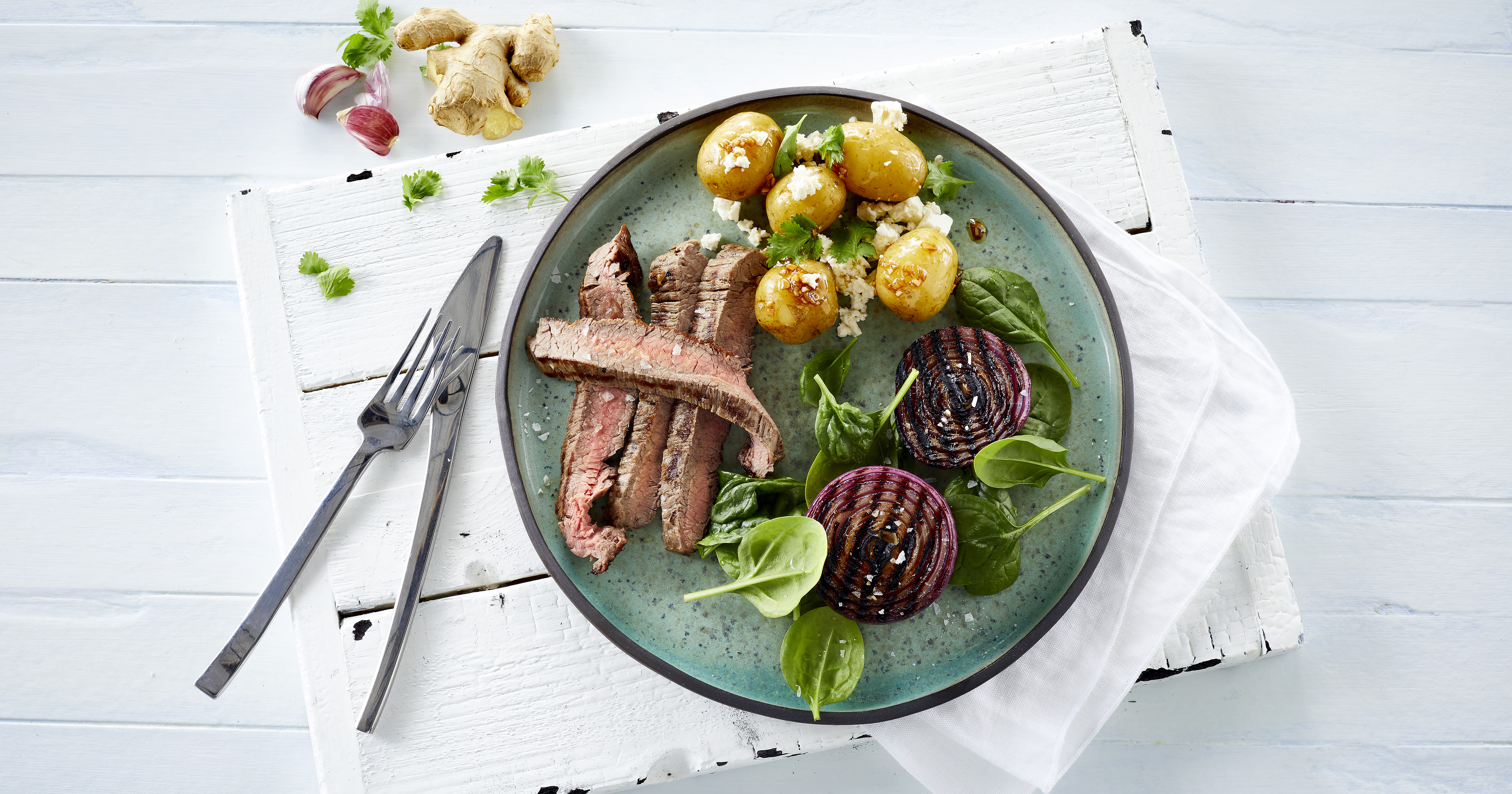 Grillet flanksteak med marinerede kartofler